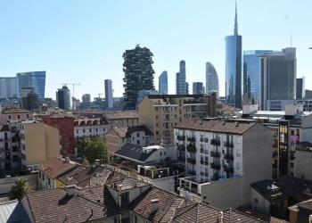 La vista dello skyline dell'area di piazza Giae Aulenti da terrazzo in zona Isola, Milano (Foto: Ansa, 2023)