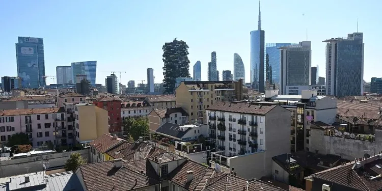 La vista dello skyline dell'area di piazza Giae Aulenti da terrazzo in zona Isola, Milano (Foto: Ansa, 2023)