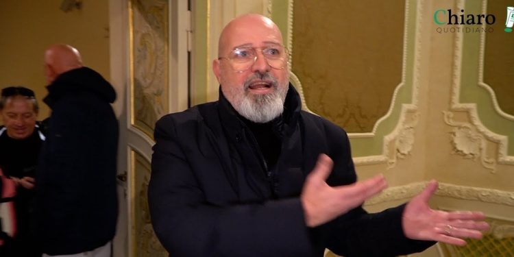 Stefano Bonaccini, screen da video YouTube Chiaro Quotiidano