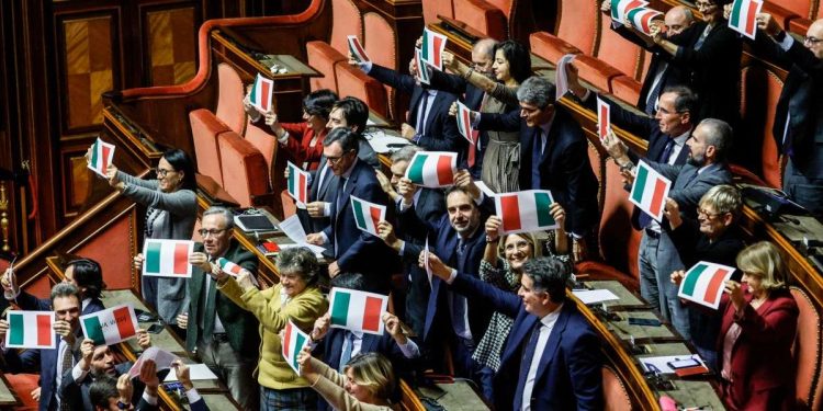 I banchi della sinistra in aula al Senato (Ansa)