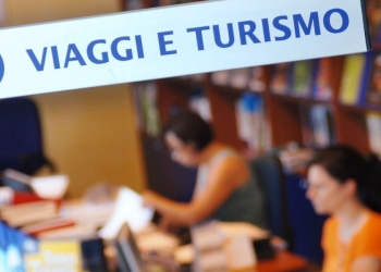 Un'agenzia di viaggi (Ansa)