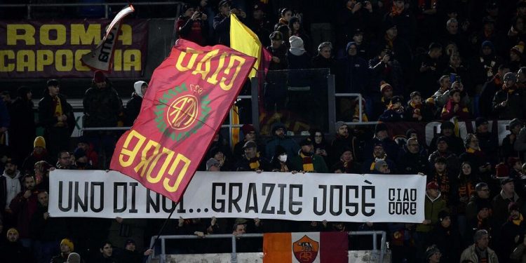 Si parla ancora dell'esonero di José Mourinho dalla Roma (Foto ANSA)