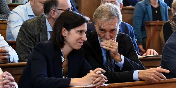 Elly Schlein, segretaria del Pd, con Graziano Delrio (Ansa)