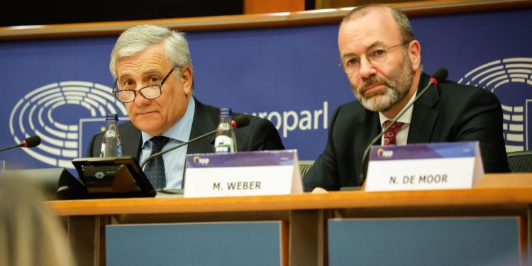 Antonio Tajani e Manfred Weber a una riunione del PPE (Foto: Ansa, 2023)