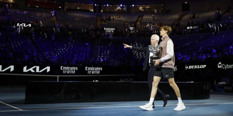 Jannik Sinner con il trofeo degli Australian Open 2024 (Foto ANSA)