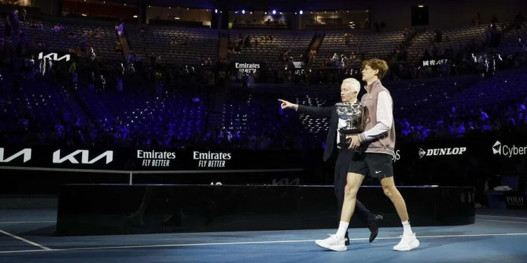 Jannik Sinner con il trofeo degli Australian Open 2024 (Foto ANSA)