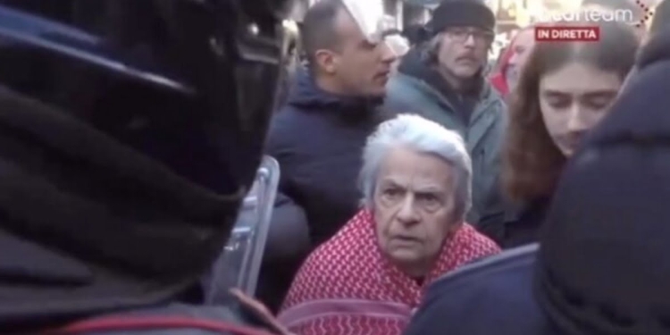 Carabiniere "rinnega" Mattarella durante corteo (screen da YouTube)