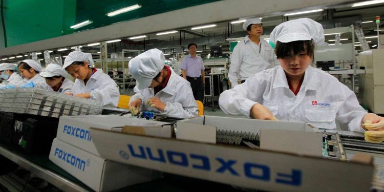 Lo stabilimento Foxconn di Shenzen (Ansa)