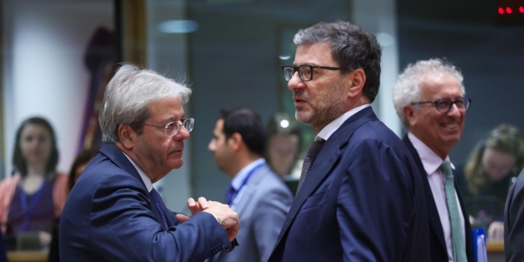 Paolo Gentiloni e Giancarlo Giorgetti (Ansa)