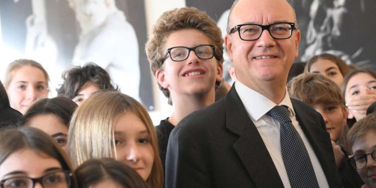 Giuseppe Valditara, ministro dell'Istruzione, con alcuni studenti (Ansa)