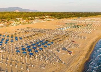 Le spiagge della Versilia (Ansa)