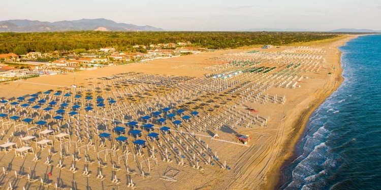 Le spiagge della Versilia (Ansa)