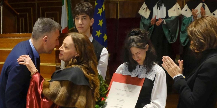 Laurea post mortem a Giulia Cecchettin all'Università di Padova. a sin. la rettrice Daniela Mapelli, a d. il ministro Bernini (Ansa)