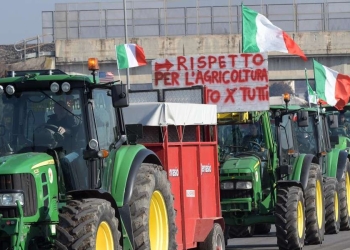 Trattori alle porte di Milano (Ansa)