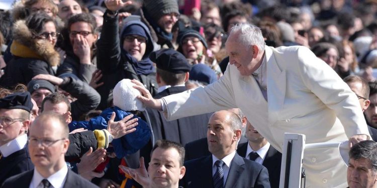 Papa Francesco durante l'udienza a CL del 2015 (Ansa)