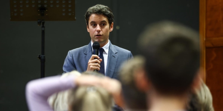 Gabriel Attal nel novembre 2023 in una scuola francese (Ansa)