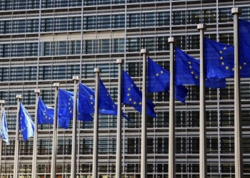 Le bandiere dell'Ue davanti alla sede della Commissione europea a Bruxelles (Ansa)