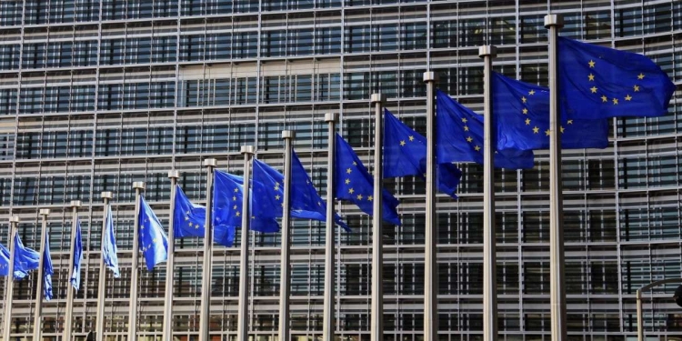 Le bandiere dell'Ue davanti alla sede della Commissione europea a Bruxelles (Ansa)