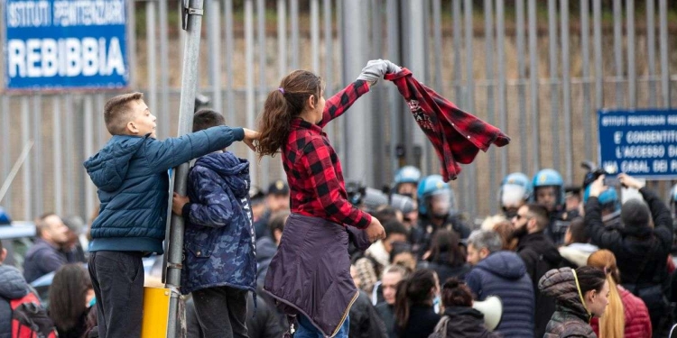 Protesta nel carcere romano di Rebibbia (Ansa)