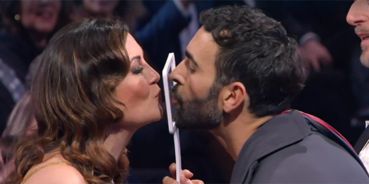 Marco Mengoni prova a baciare Giovanna Civitillo a Sanremo 2024