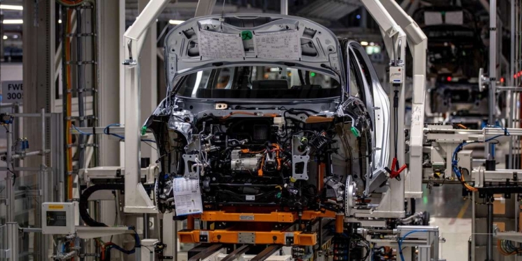 Una linea di produzione di un'auto elettrica Volkswagen (Ansa)