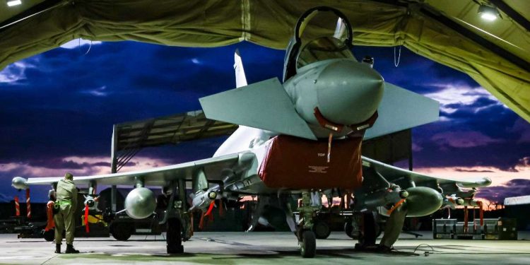 Un Typhoon FRG4s della RAF viene preparato prima di una missione contro obiettivi Houthi (Ansa)