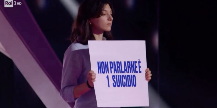 Cartelli apparsi a Sanremo 2024 durante esibizione La Sad