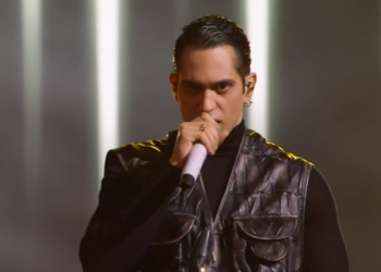 Mahmood con "Tuta gold" a Sanremo 2024 (Rai1)