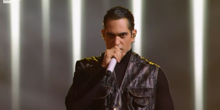 Mahmood con "Tuta gold" a Sanremo 2024 (Rai1)