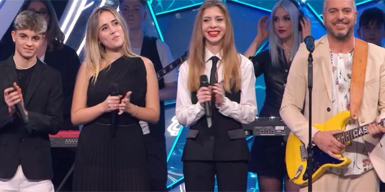 Mirko Casadei, moglie Sabrina e figlia a Sanremo 2024 foto screenshot tv