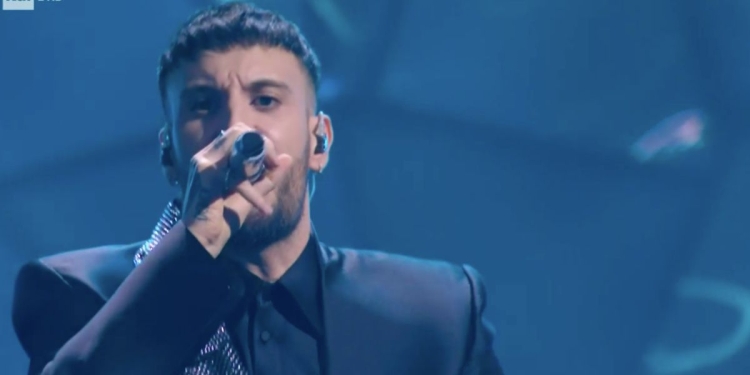 Fred De Palma con "Il cielo non ci vuole" a Sanremo 2024 (Rai1)