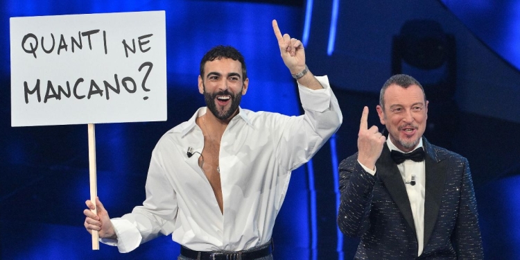 Marco Mengoni e Amadeus alla prima serata del Festival di Sanremo 2024 (Foto: ANSA)