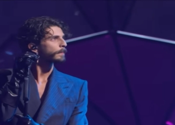 Alessandro De Santis del duo Santi Francesi, nella prima serata del Festival di Sanremo (Foto Web)