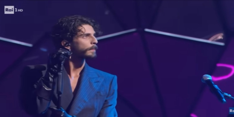 Alessandro De Santis del duo Santi Francesi, nella prima serata del Festival di Sanremo (Foto Web)