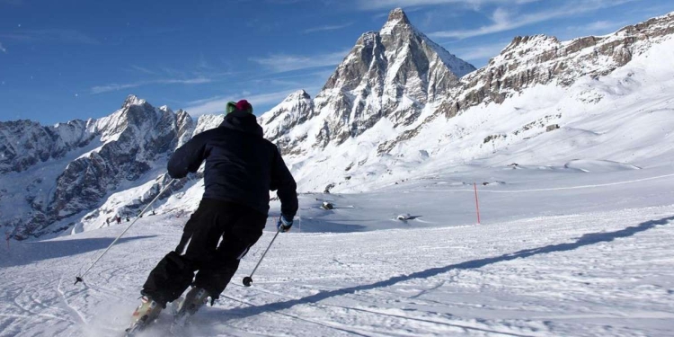 Uno sciatore sulle piste di Cervinia (Ansa)