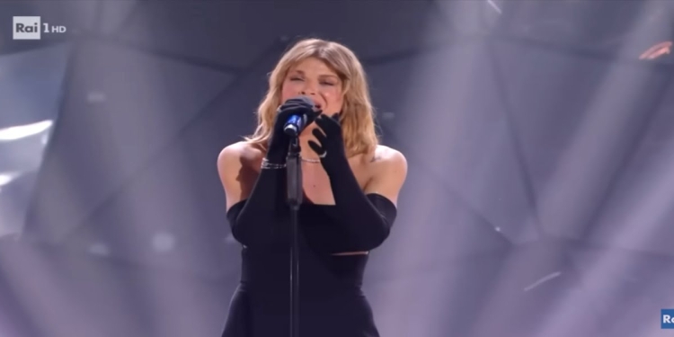 Alessandra Amoroso sul palco dell'Ariston nella prima serata di Sanremo 2024 (Screenshot)