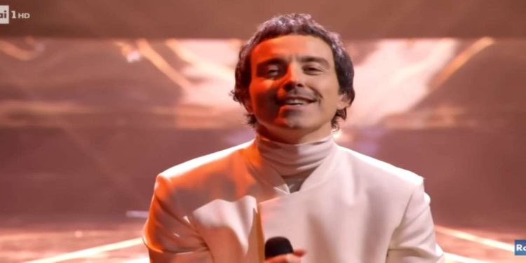 Diodato seduto sul palco dell'Ariston a Sanremo 2024 (Screenshot)