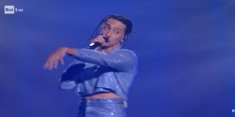 Ghali sul palco della prima serata del Festival di Sanremo (Screenshot)