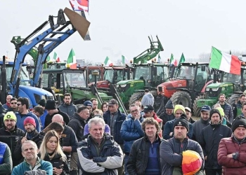 Agricoltori in protesta a Torino (Ansa)