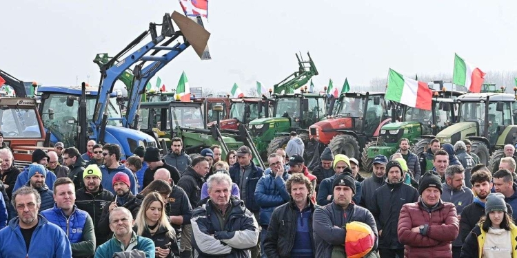 Agricoltori in protesta a Torino (Ansa)