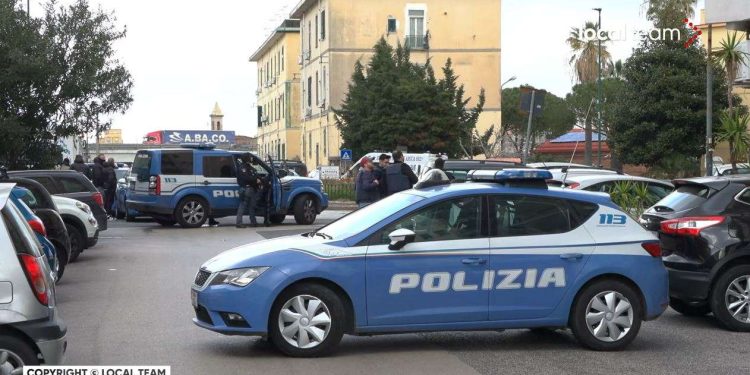 Napoli, uomo barricato in casa (screen Youtube)