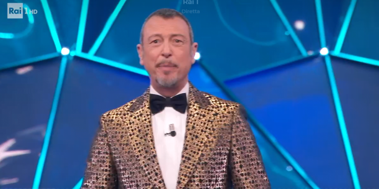 Amadeus a Sanremo 2024 abito oro