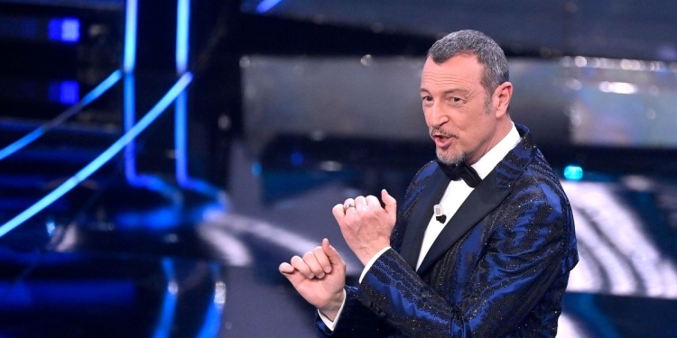 Amadeus sul palco di Sanremo 2024 (Ansa)