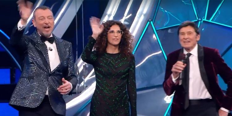 Amadeus, Teresa Mannino e Gianni Morandi a Sanremo 2024 screenshot tv