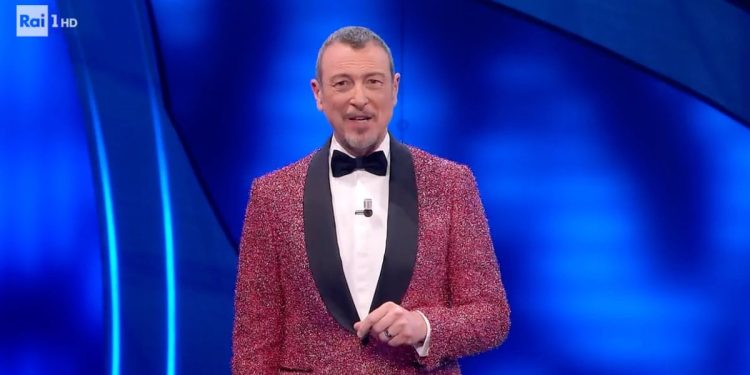 Amadeus con una giacca rosa apre la quarta serata del Festival di Sanremo 2024