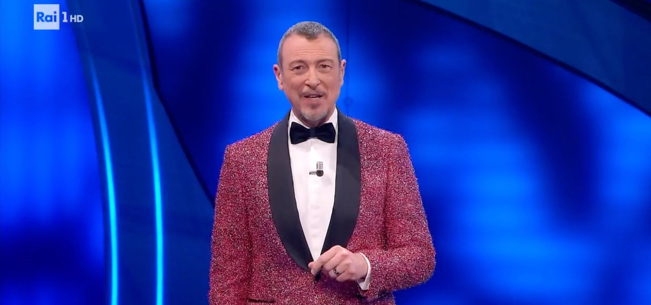 Amadeus con una giacca rosa apre la quarta serata del Festival di Sanremo 2024