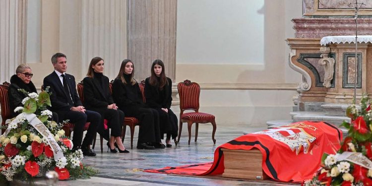 La vedova di Vittorio Emanuele di Savoia, Marina Doria, con la famiglia nella cappella di Sant'Uberto della Reggia di Venaria Reale, dove è allestita la camera ardente del marito (Foto: Ansa, 2024)