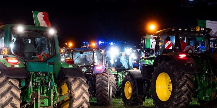 Gli agricoltori di "Riscatto agricolo" protestano su Grande raccordo anulare a Roma (Ansa)