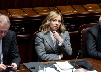 Giorgia Meloni alla Camera tra i ministri Adolfo Urso (a sin.) e Carlo Nordio (Ansa)