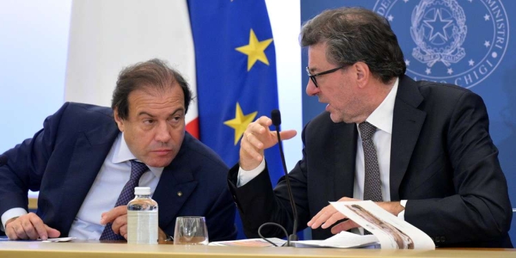 Maurizio Leo e Giancarlo Giorgetti (Ansa)